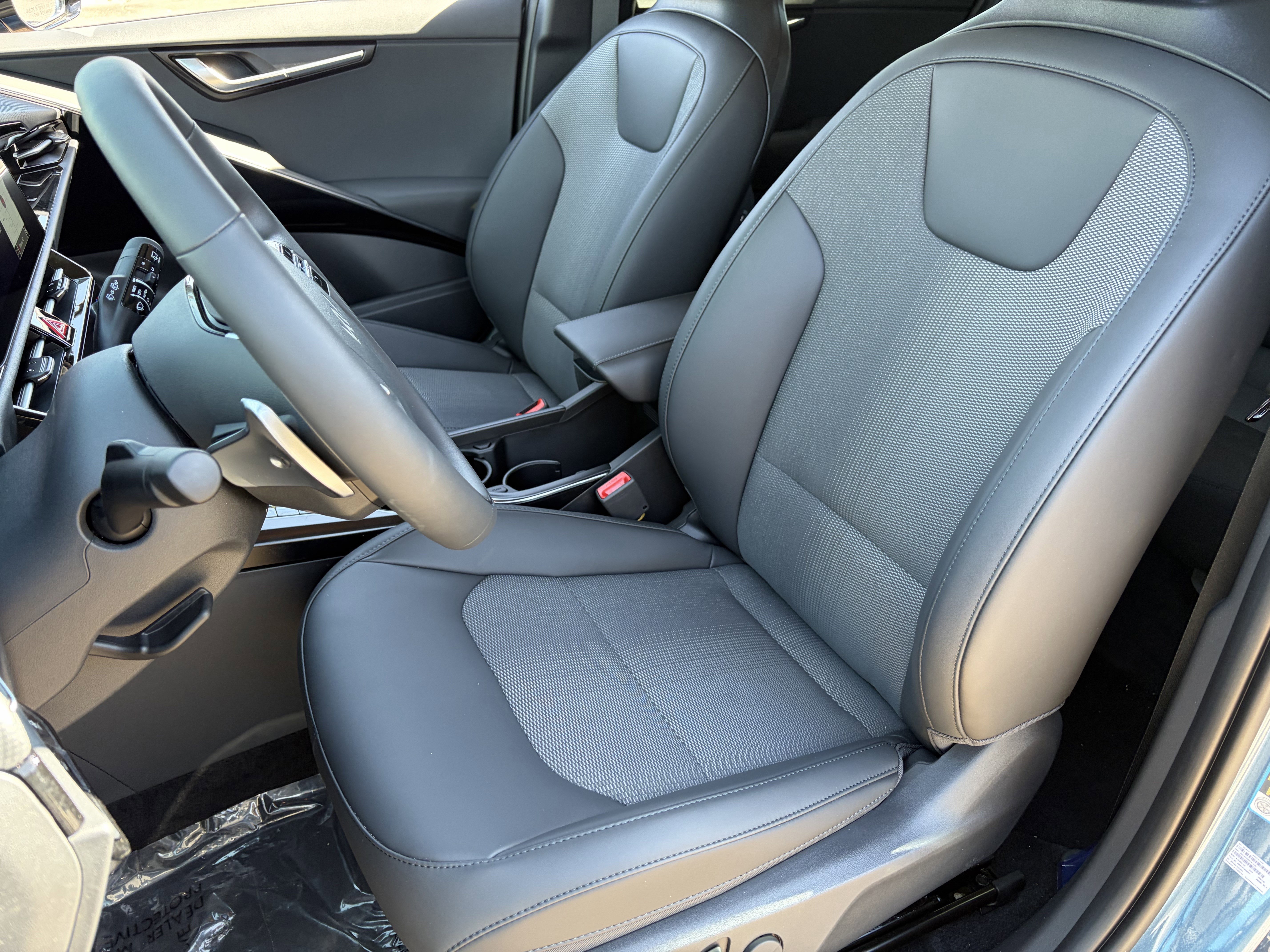 New 2026 Mineral Blue Kia WIND image 18