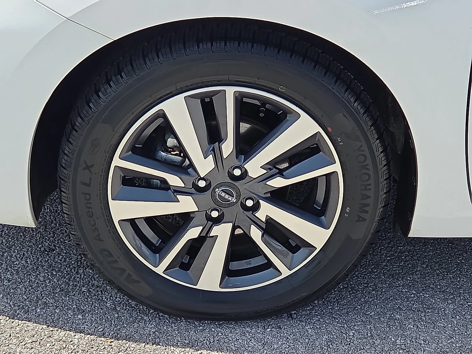 Used 2024 Aspen White Tricoat Nissan SV image 7