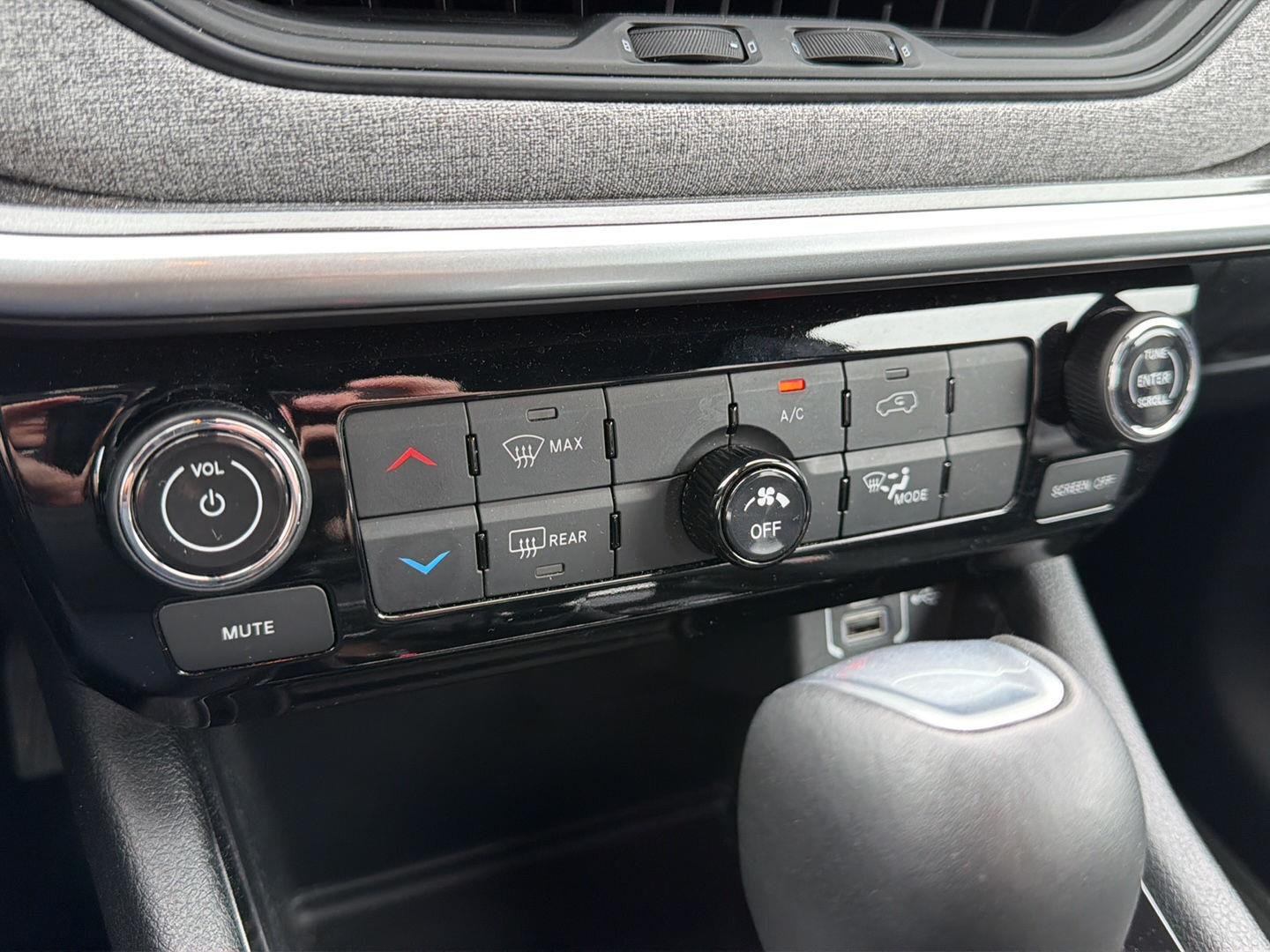 Used 2024 Bright White Clearcoat Jeep Latitude image 12