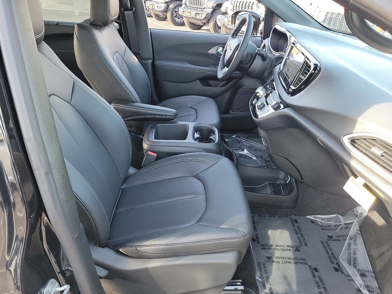 2025 Chrysler Voyager LX - Photo 14