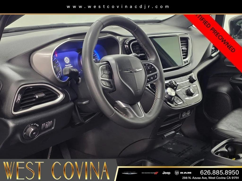 Used 2025 White Chrysler Select image 23