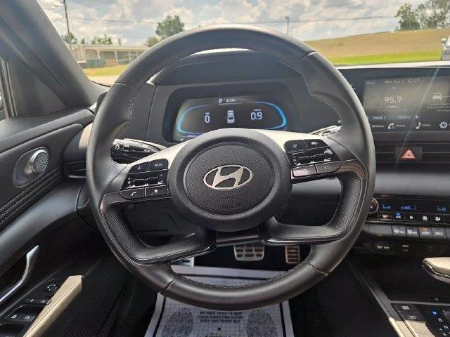Used 2025  Hyundai SEL Sport image 14