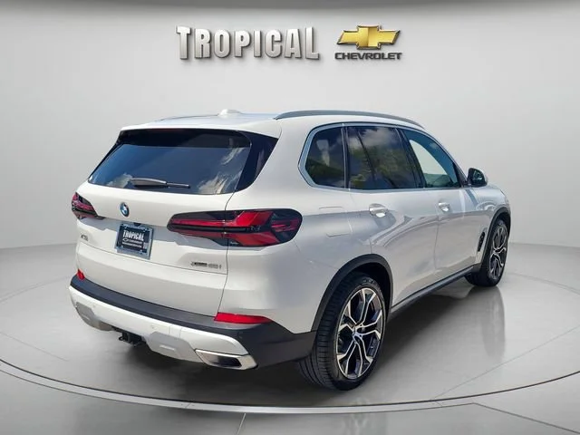 Used 2025 White BMW xDrive40i image 3