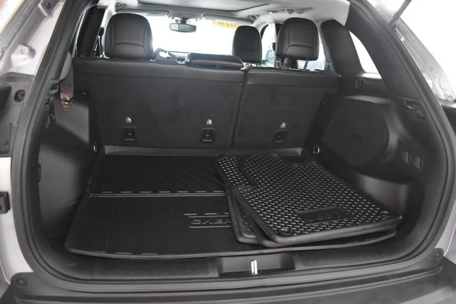 Used 2019 Silver Jeep Latitude Plus image 18