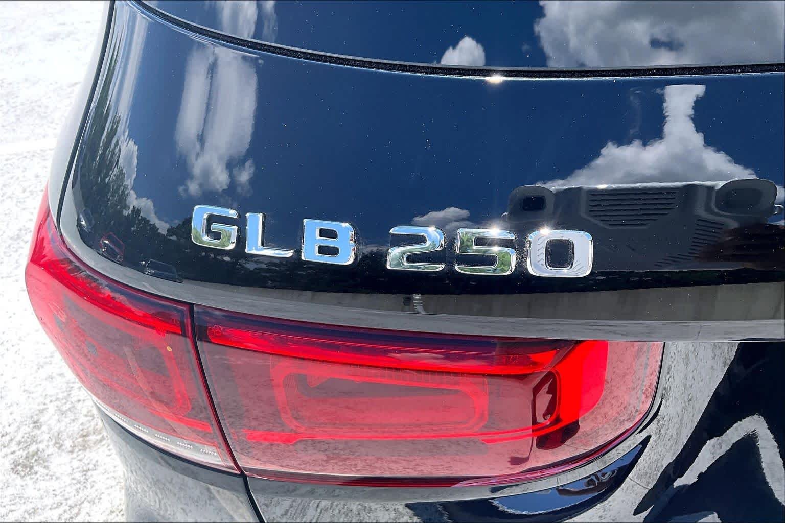 Used 2021 Night Black Mercedes-Benz GLB 250 image 30