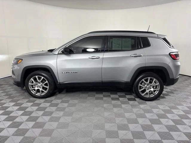 Used 2022  Jeep Latitude Lux image 9