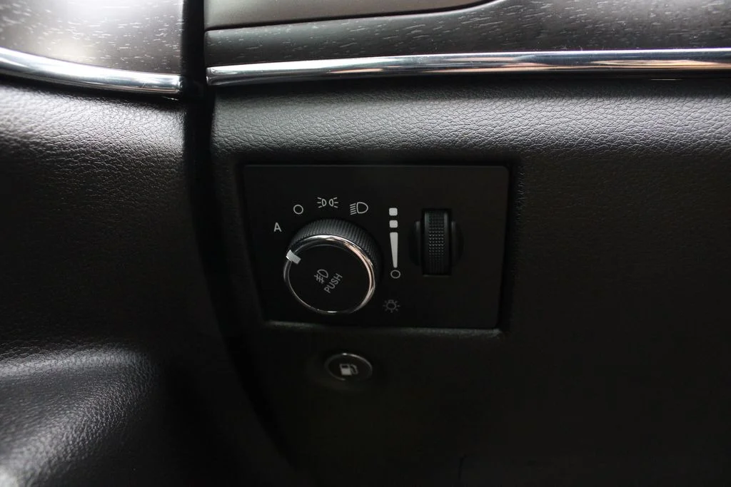 Used 2018 Silver Jeep Limited image 11