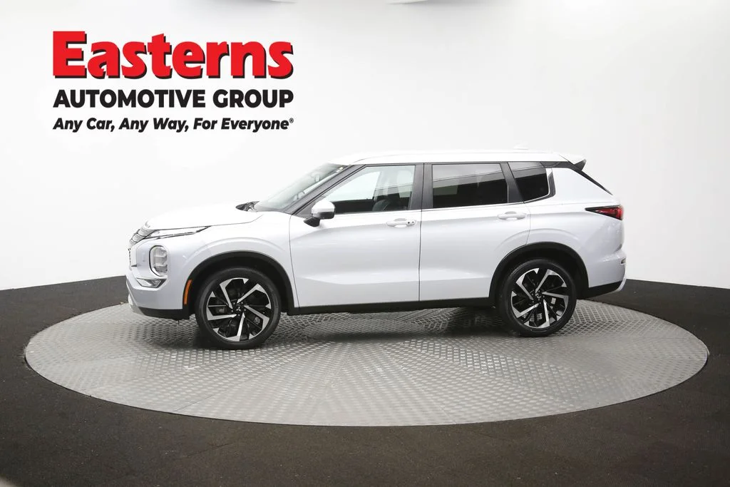 Used 2024 White Mitsubishi SE image 58