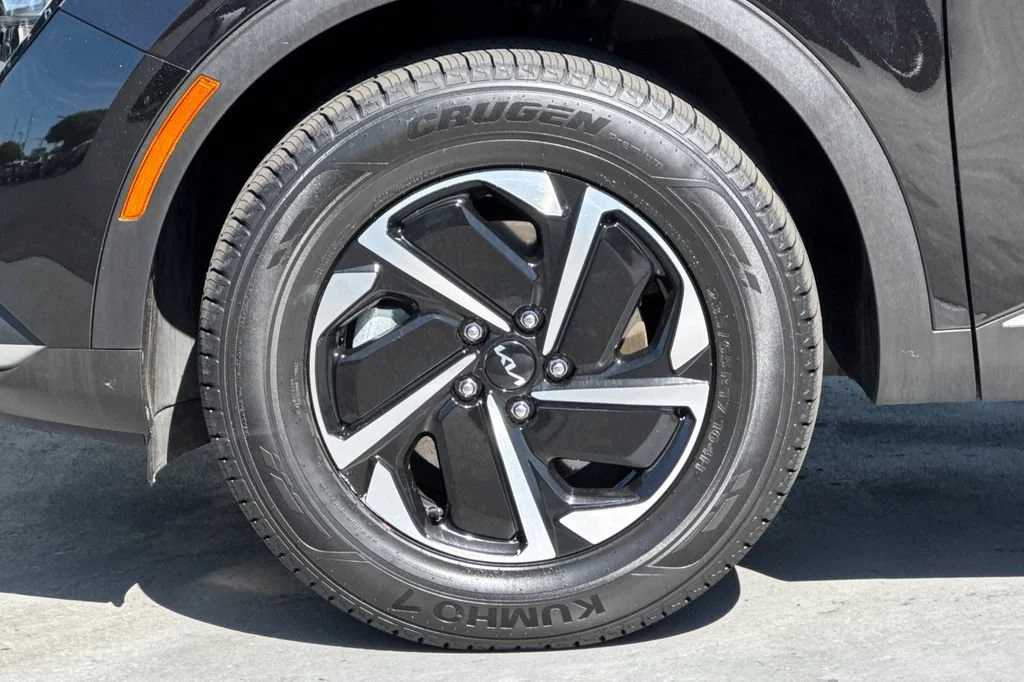 Used 2023 Black Kia LX image 25