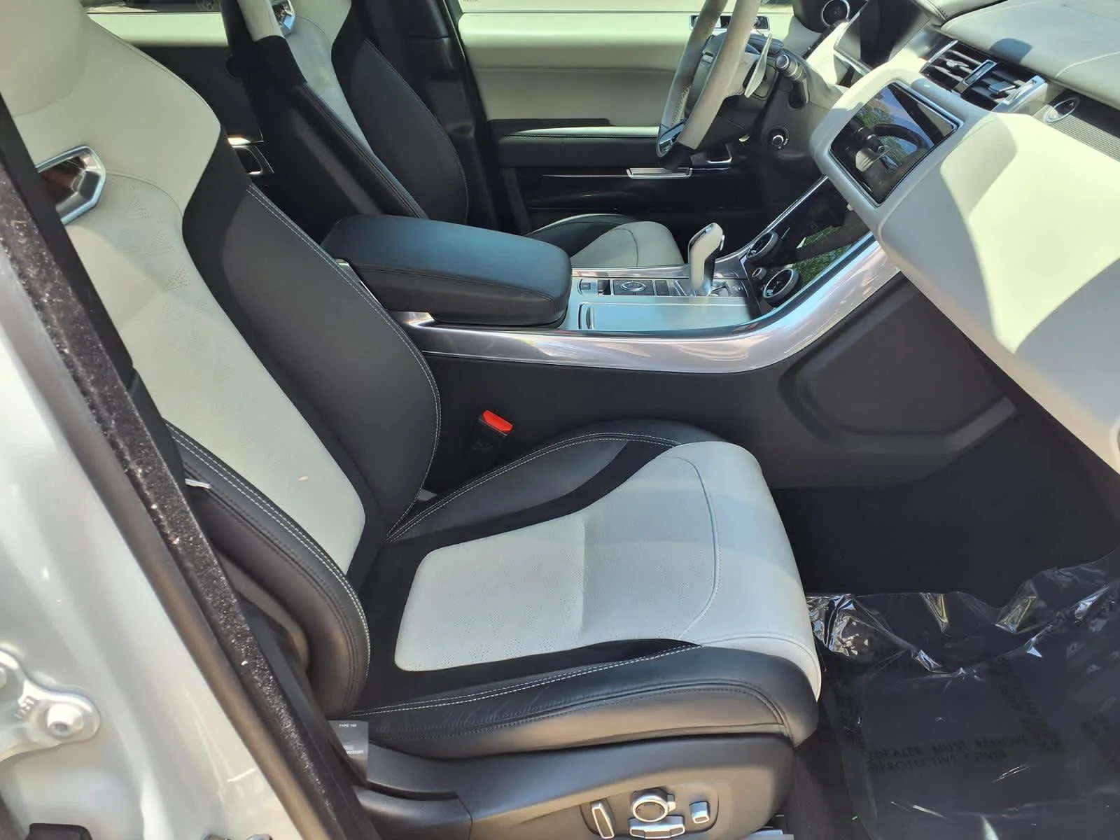 Used 2022 Fuji White Land Rover SVR image 12