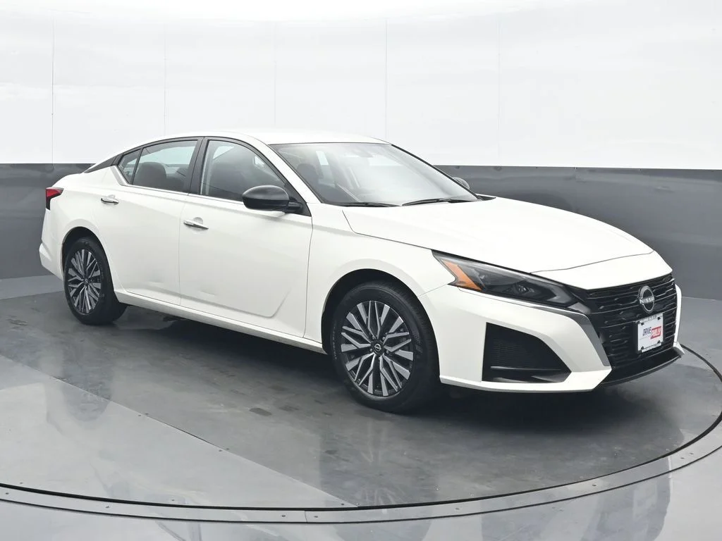 Used 2025 White Nissan 2.5 SV image 9