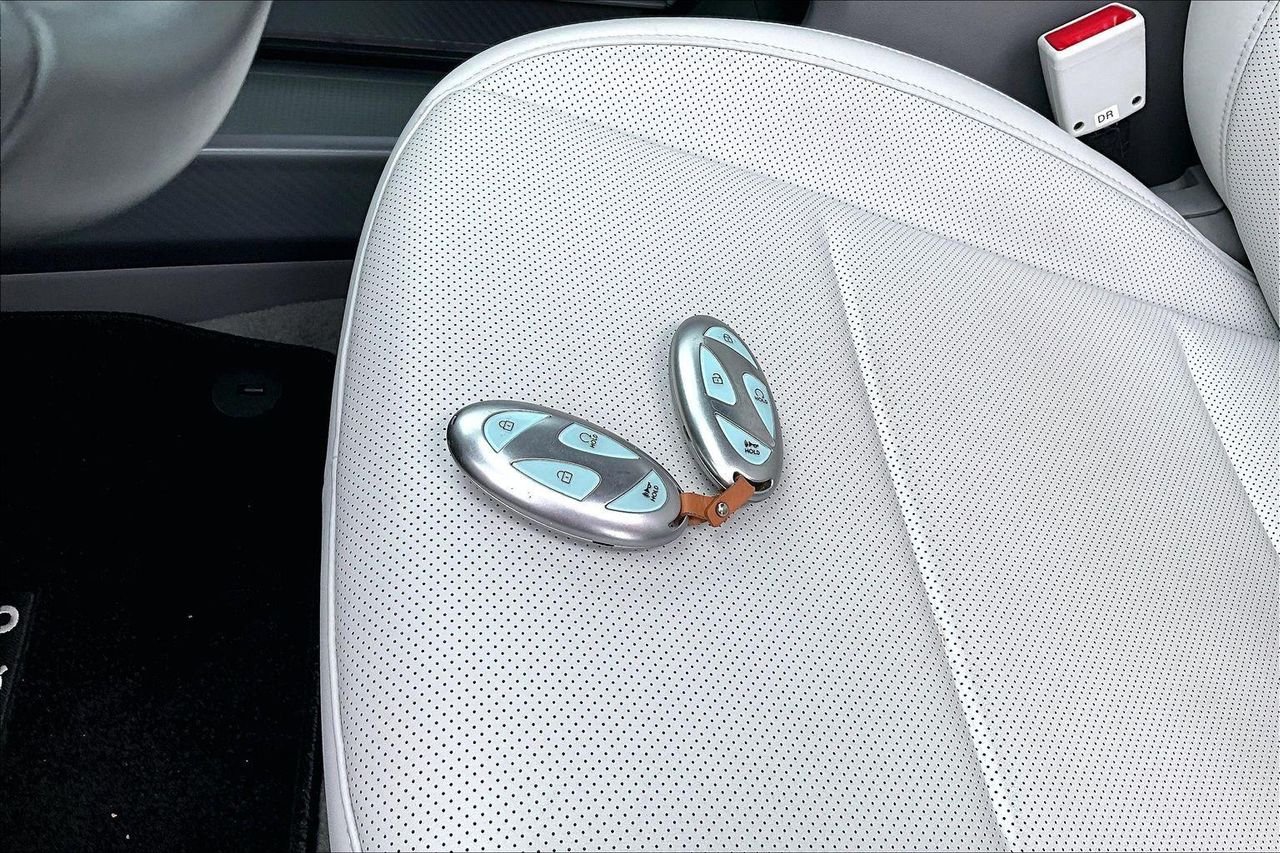 Used 2025 Serenity White Hyundai SEL image 35