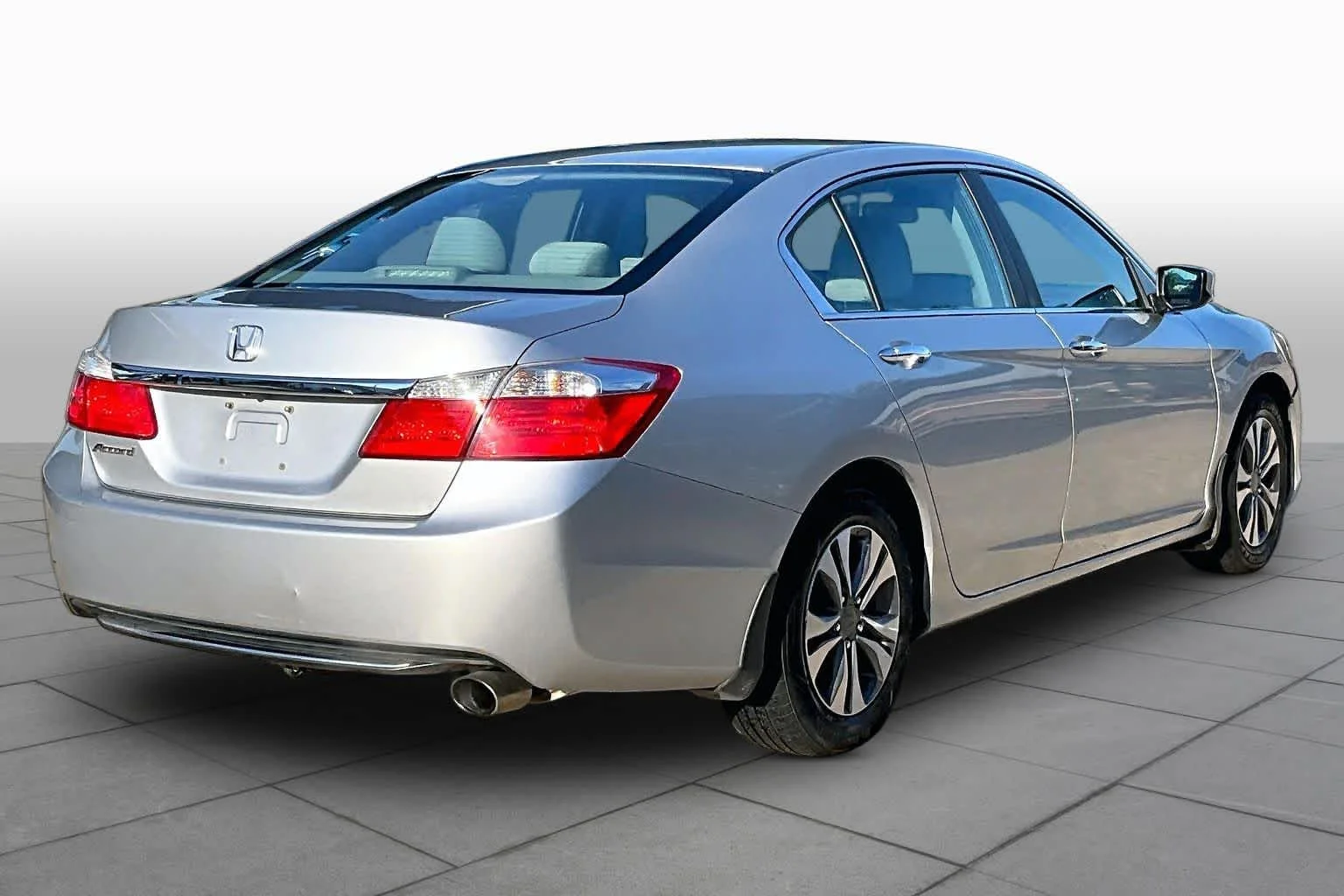 Used 2013 Alabaster Silver Metallic Honda LX image 11