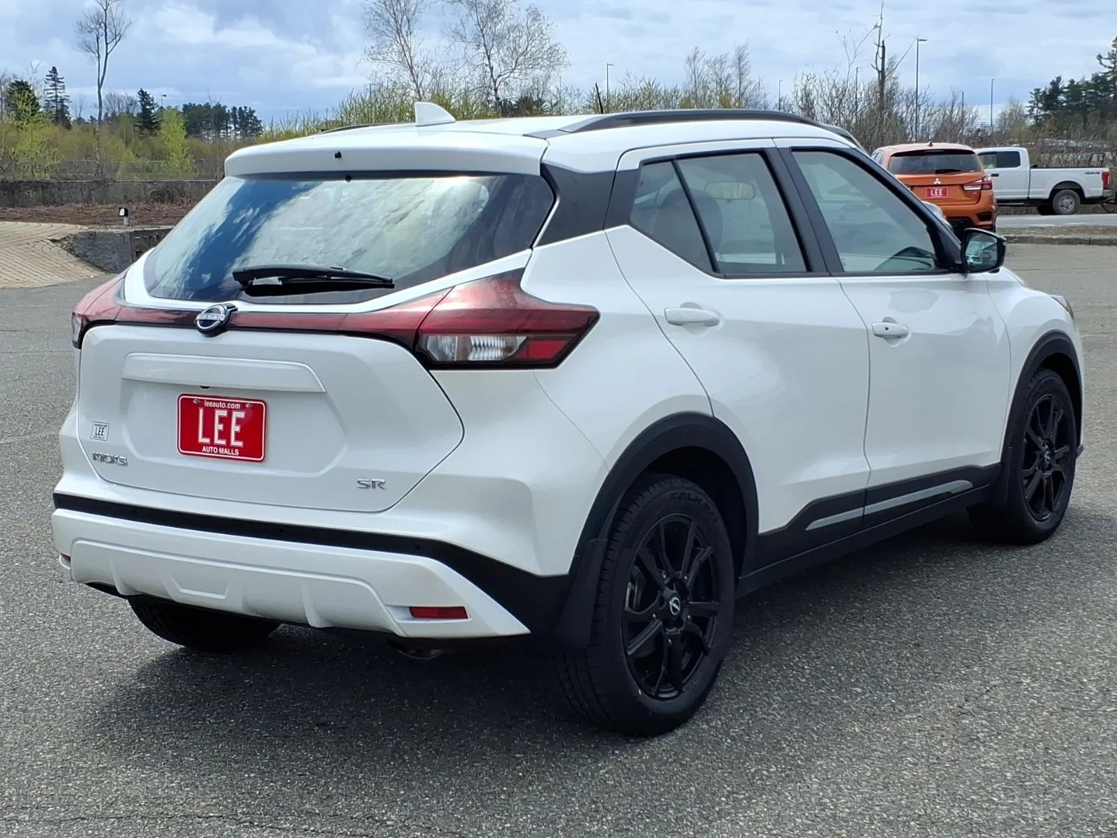 Used 2024 Aspen White Nissan SR image 5