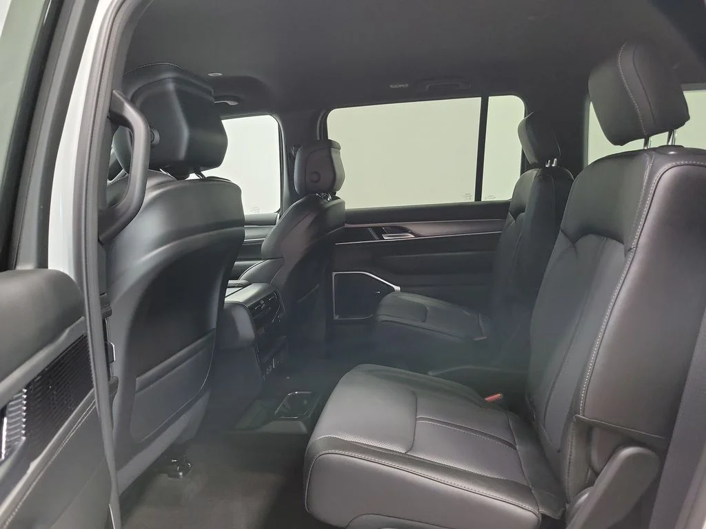 New 2026 Bright White Clear-Coat Exterior Paint Jeep Limited Altitude image 10