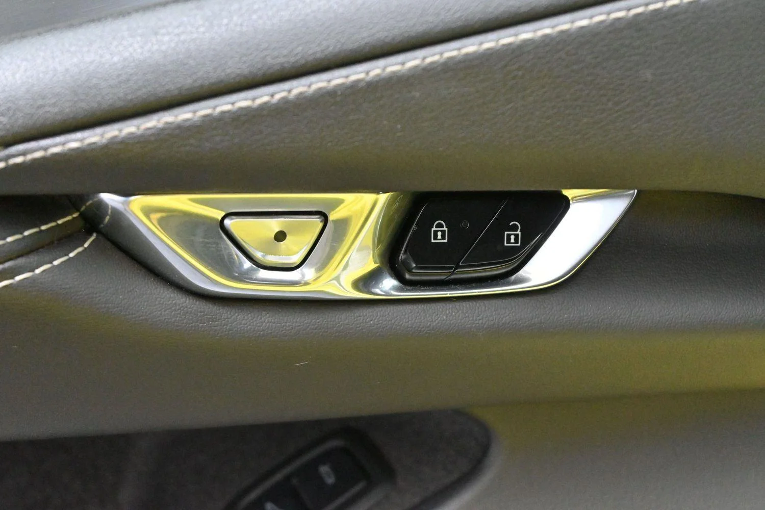 Used 2021 ACCELERATE YELLOW METALLIC Chevrolet 1LT image 14