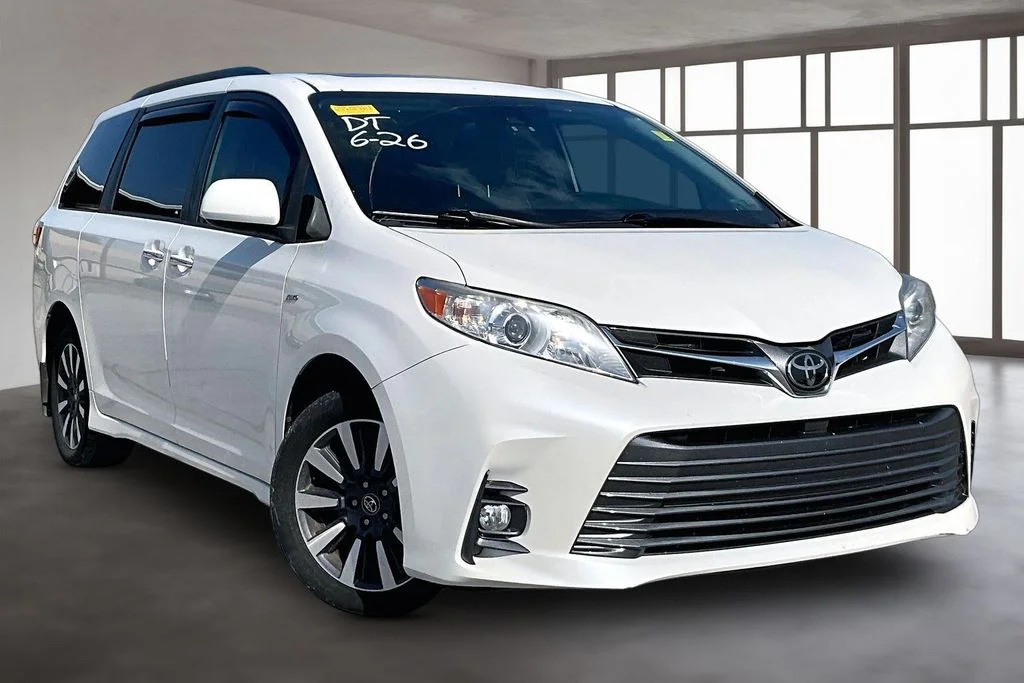 Used 2020 White Toyota XLE Premium image 3
