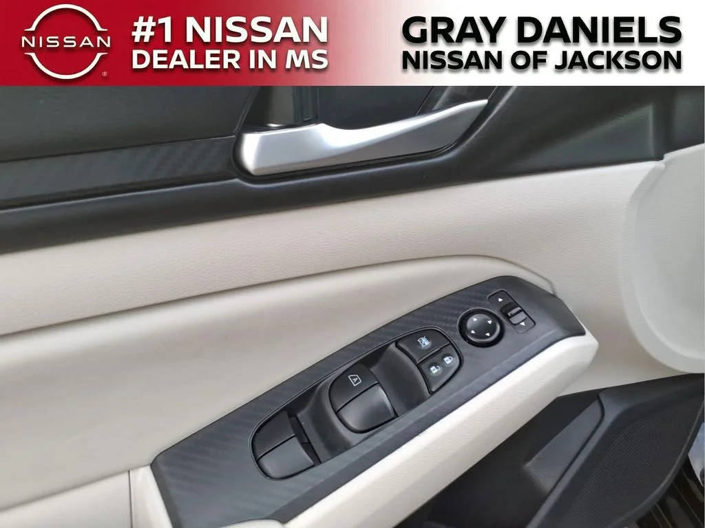 Used 2025 Black Nissan 2.5 SV image 10