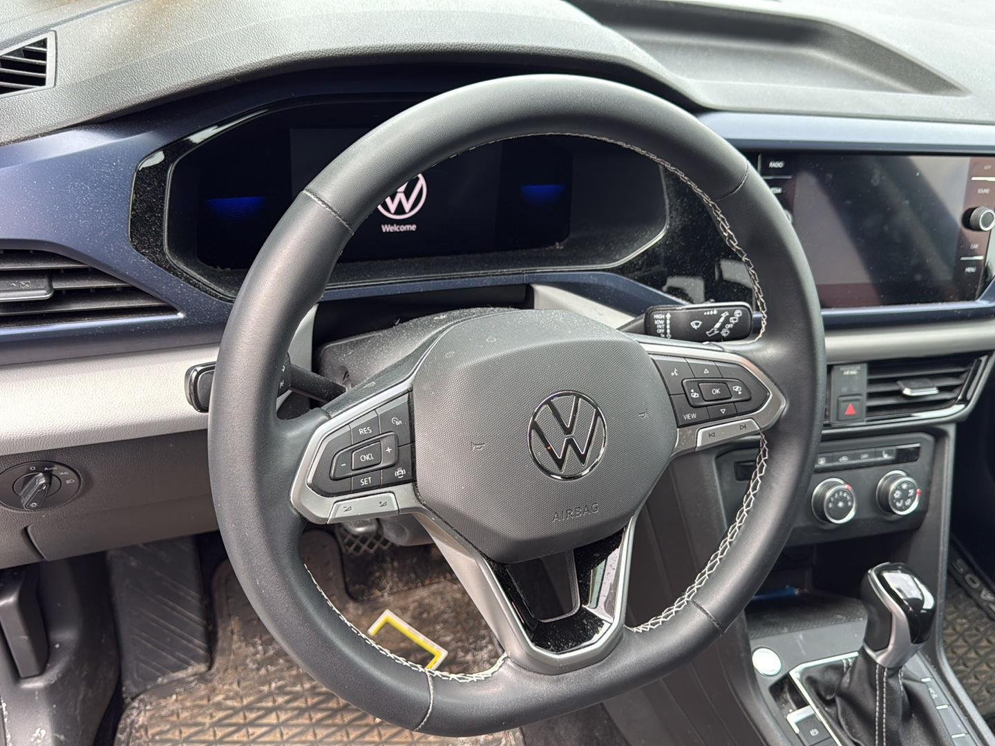 Used 2022 Pyrite Silver Metallic Volkswagen SE image 5