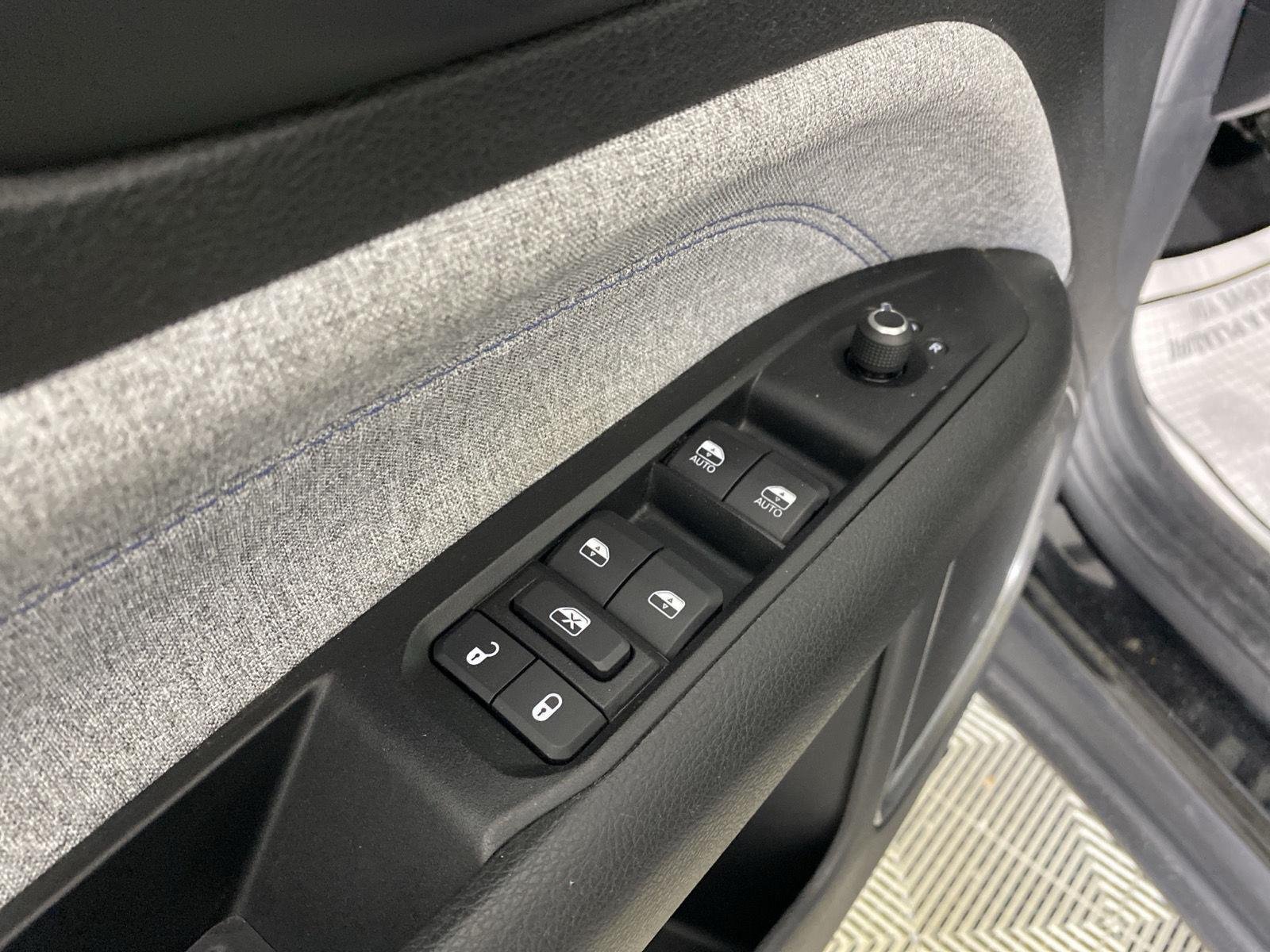 Used 2022 Diamond Black Crystal Pearlcoat Jeep Latitude image 22