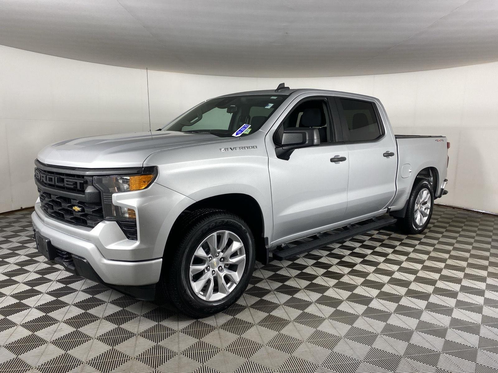 Used 2022 Silver Ice Metallic Chevrolet Custom image 3