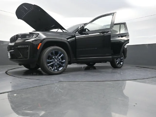 New 2026 Diamond Black Crystal Pearl-Coat Exterior Paint Jeep  image 30
