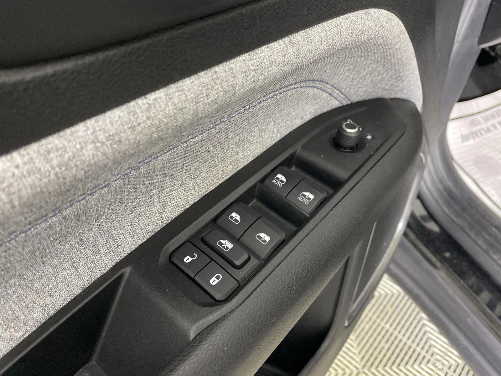 Used 2022 Diamond Black Crystal Pearlcoat Jeep Latitude image 22
