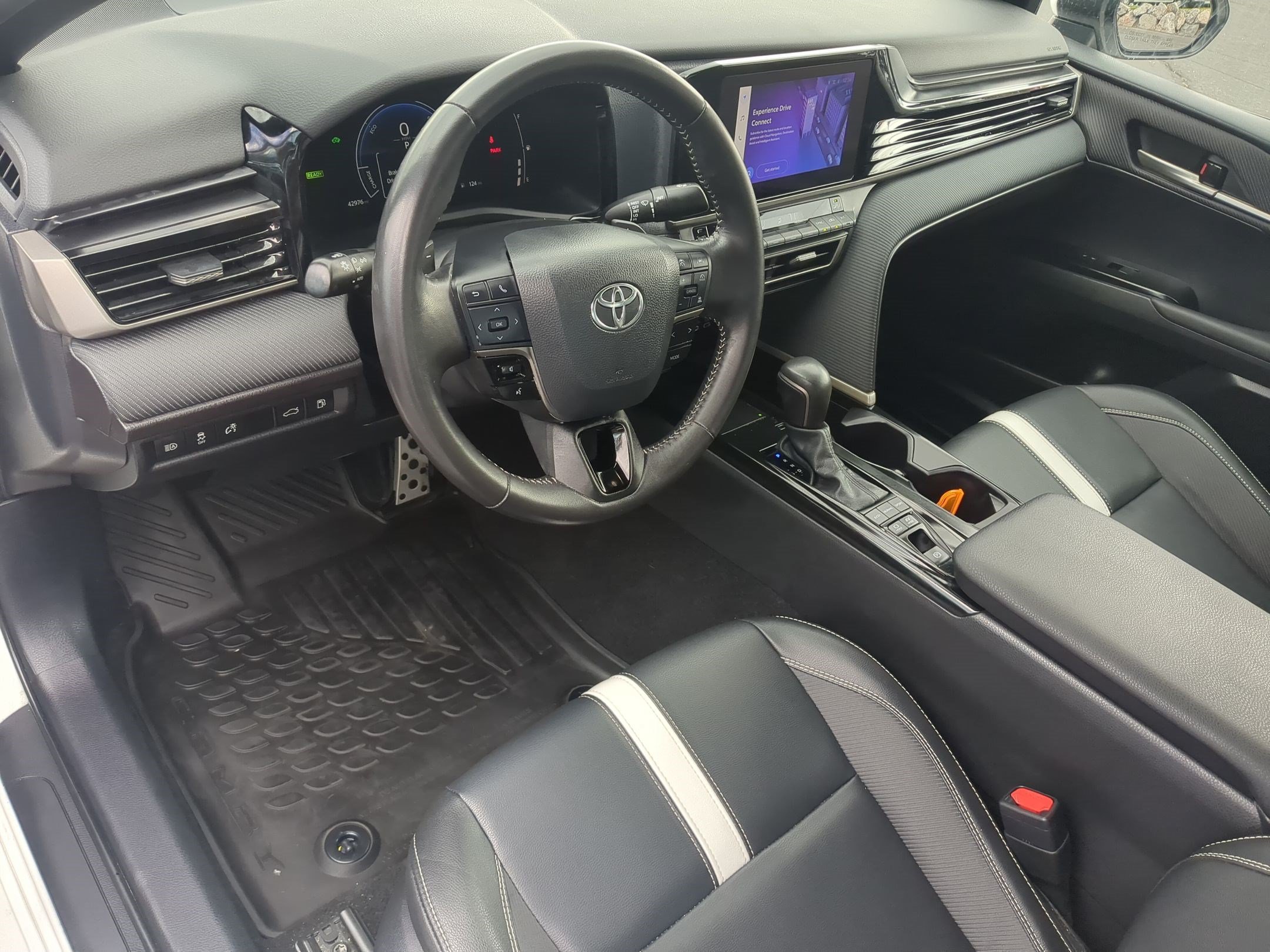 Used 2025 Ice Toyota LE image 16