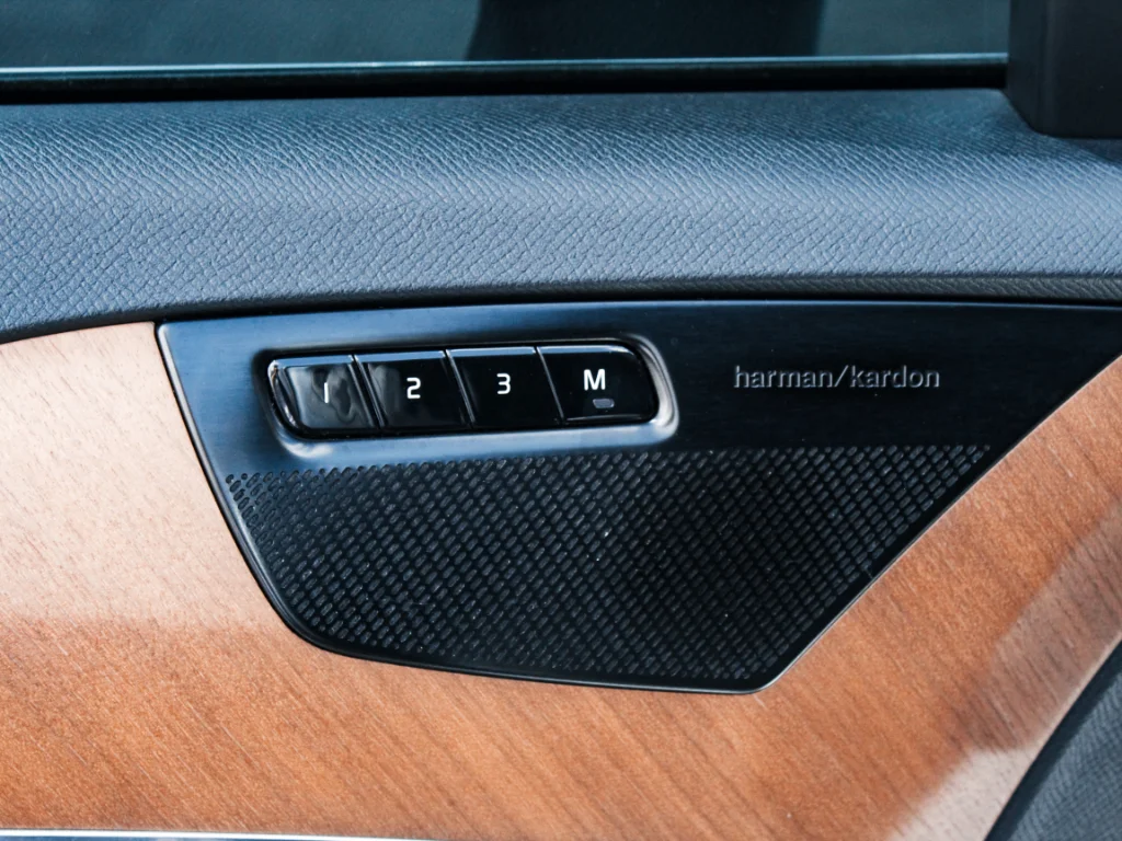 Used 2022 Thunder Grey Metallic Volvo Momentum image 10