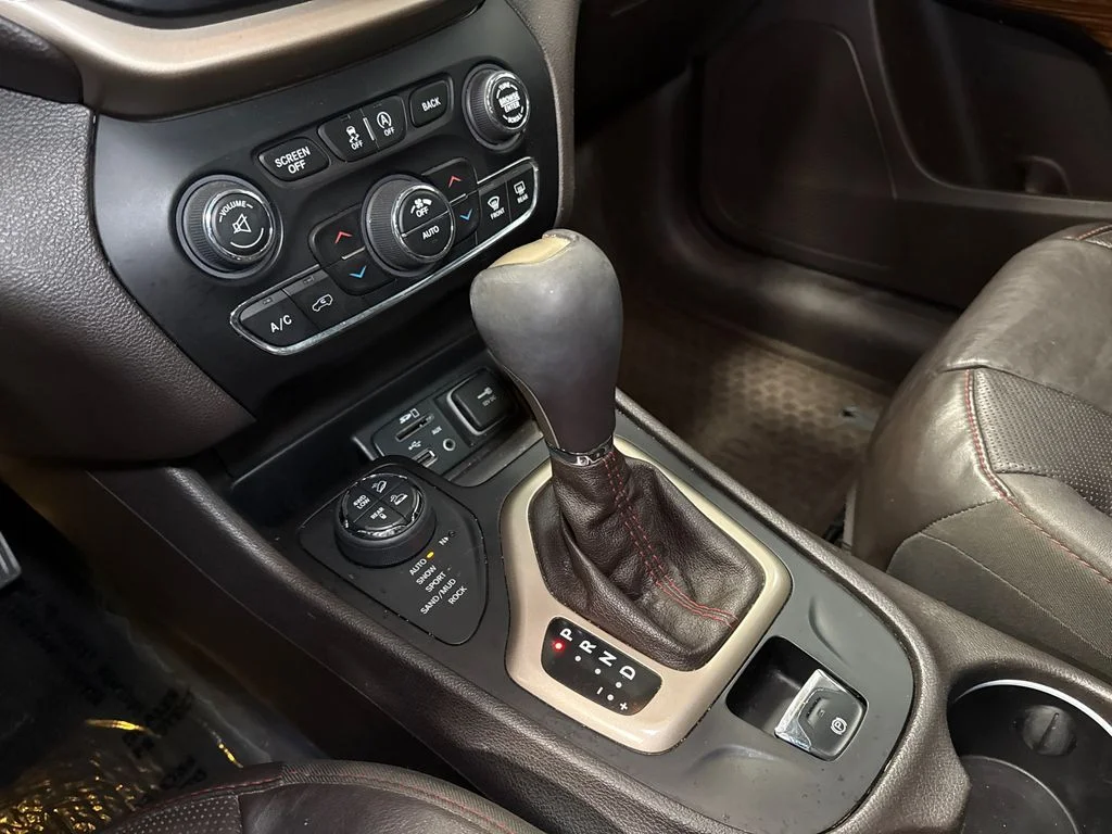 Used 2015 Blue Jeep Trailhawk image 16