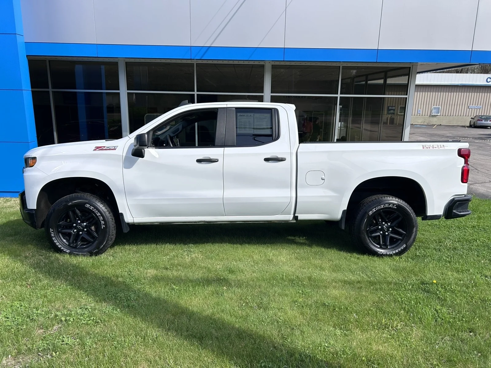Used 2020 WHITE Chevrolet Custom Trail Boss image 6