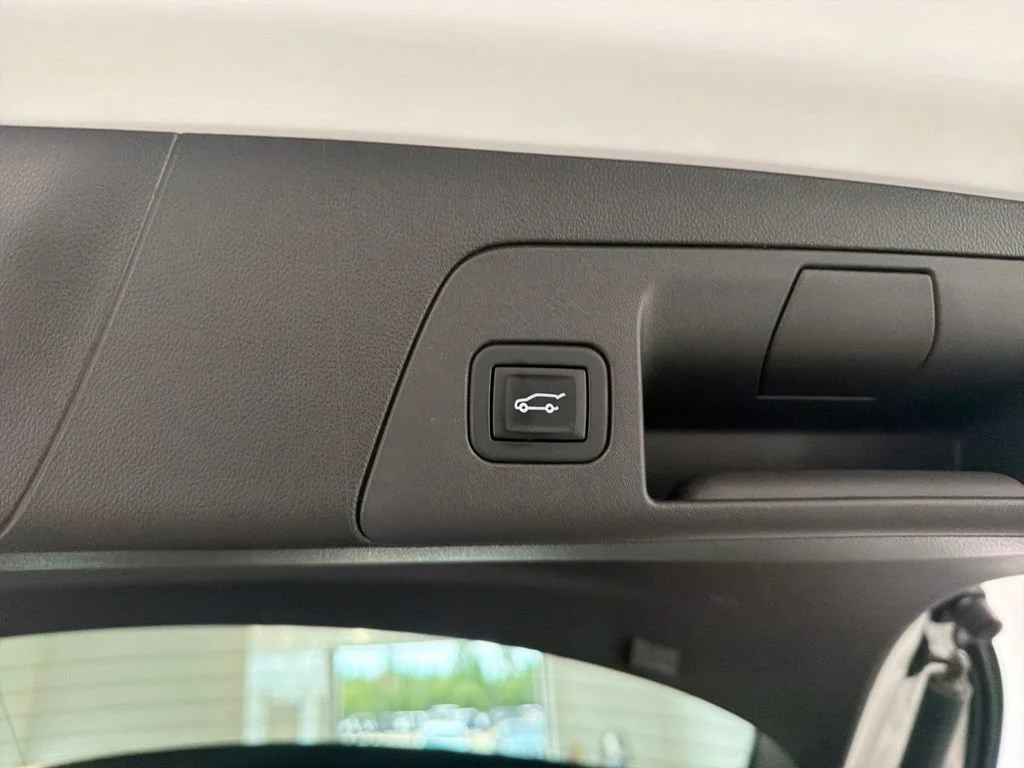 Used 2022 SUMMIT WHITE Buick Avenir image 9