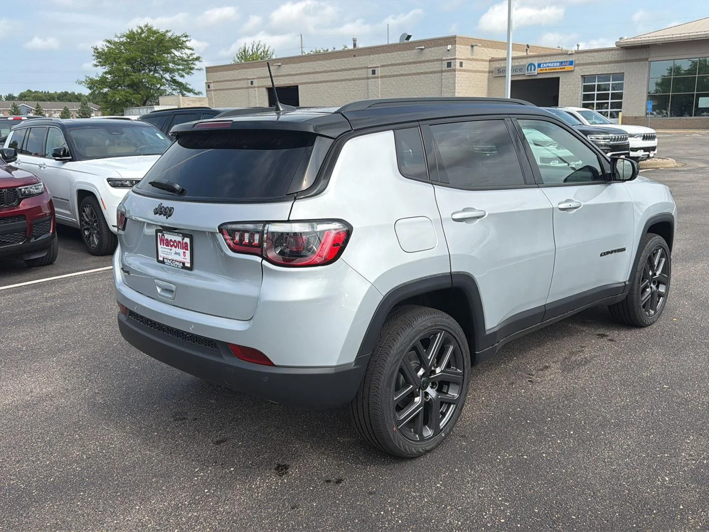 New 2026 Silver Zynith Metallic Clear-Coat Exterior Paint Jeep Limited Altitude image 7