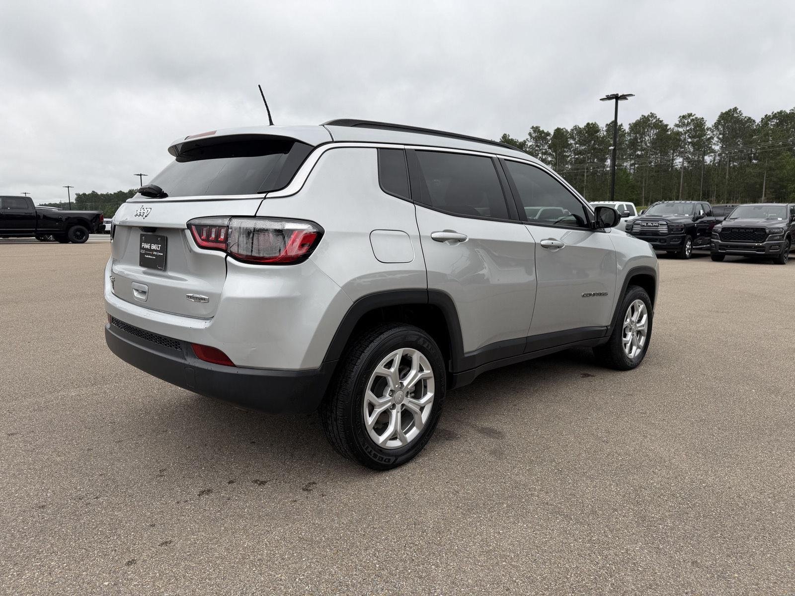 Used 2024 Silver Zynith Metallic Clearcoat Jeep Latitude image 6