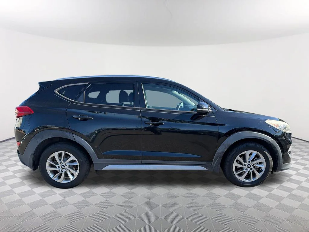 Used 2017 Black Hyundai SE Plus image 4