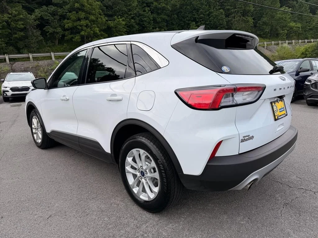 Used 2022 White Ford SE image 5