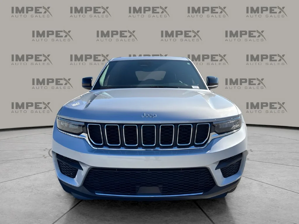 Used 2024 Silver Jeep Laredo image 8