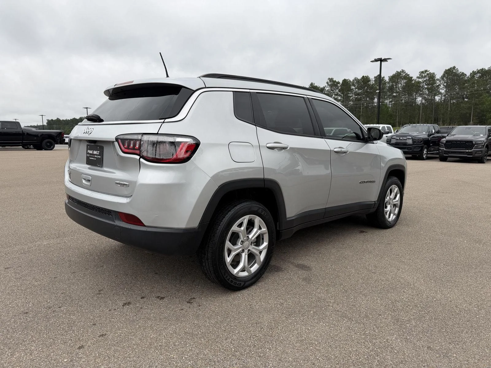 Used 2024 Silver Zynith Metallic Clearcoat Jeep Latitude image 6