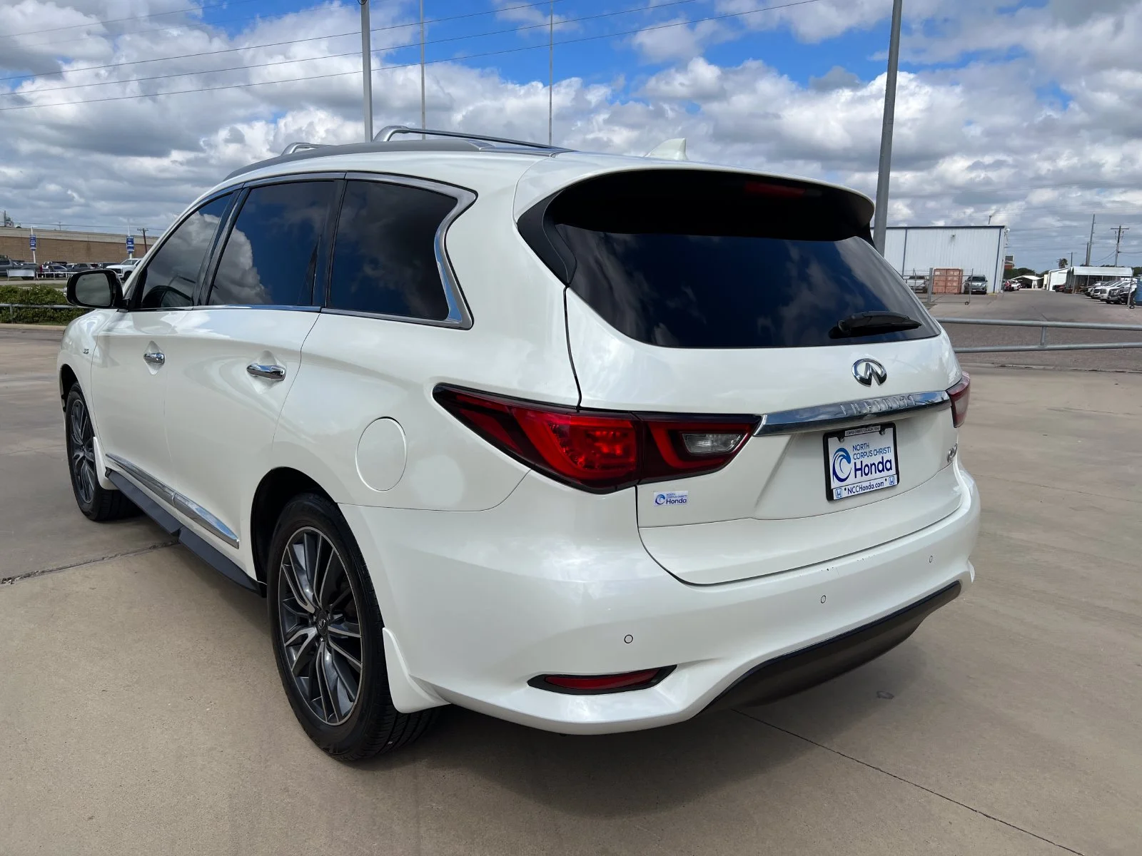 Used 2020 White INFINITI LUXE image 3