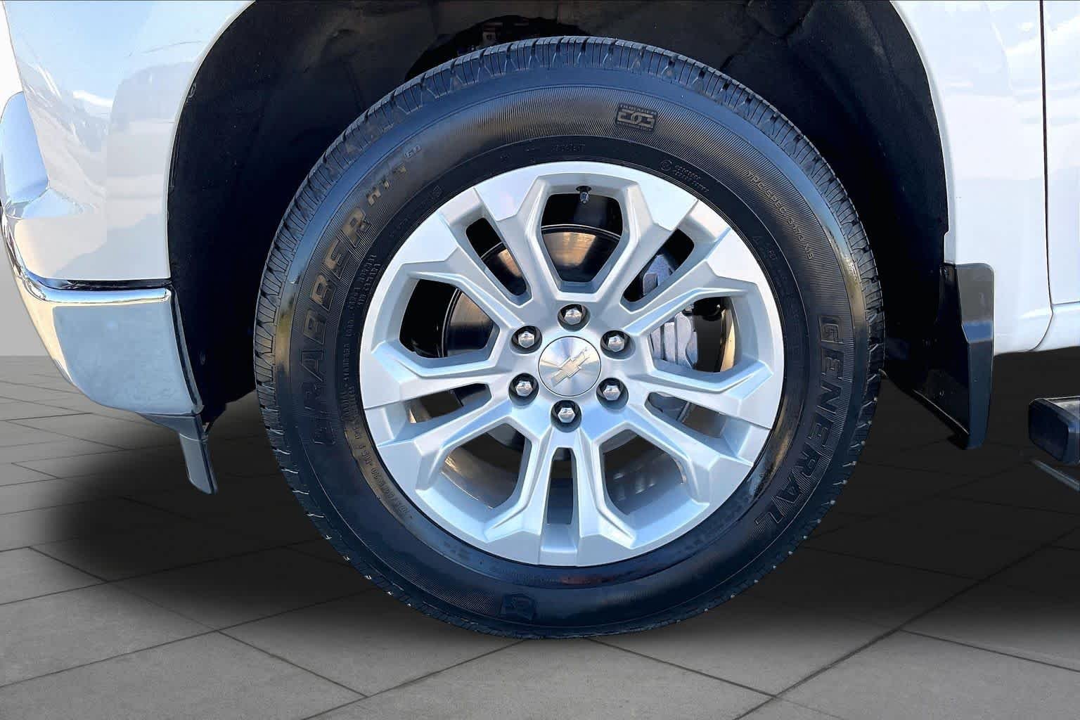Used 2022 Iridescent Pearl Tricoat Chevrolet LTZ image 11