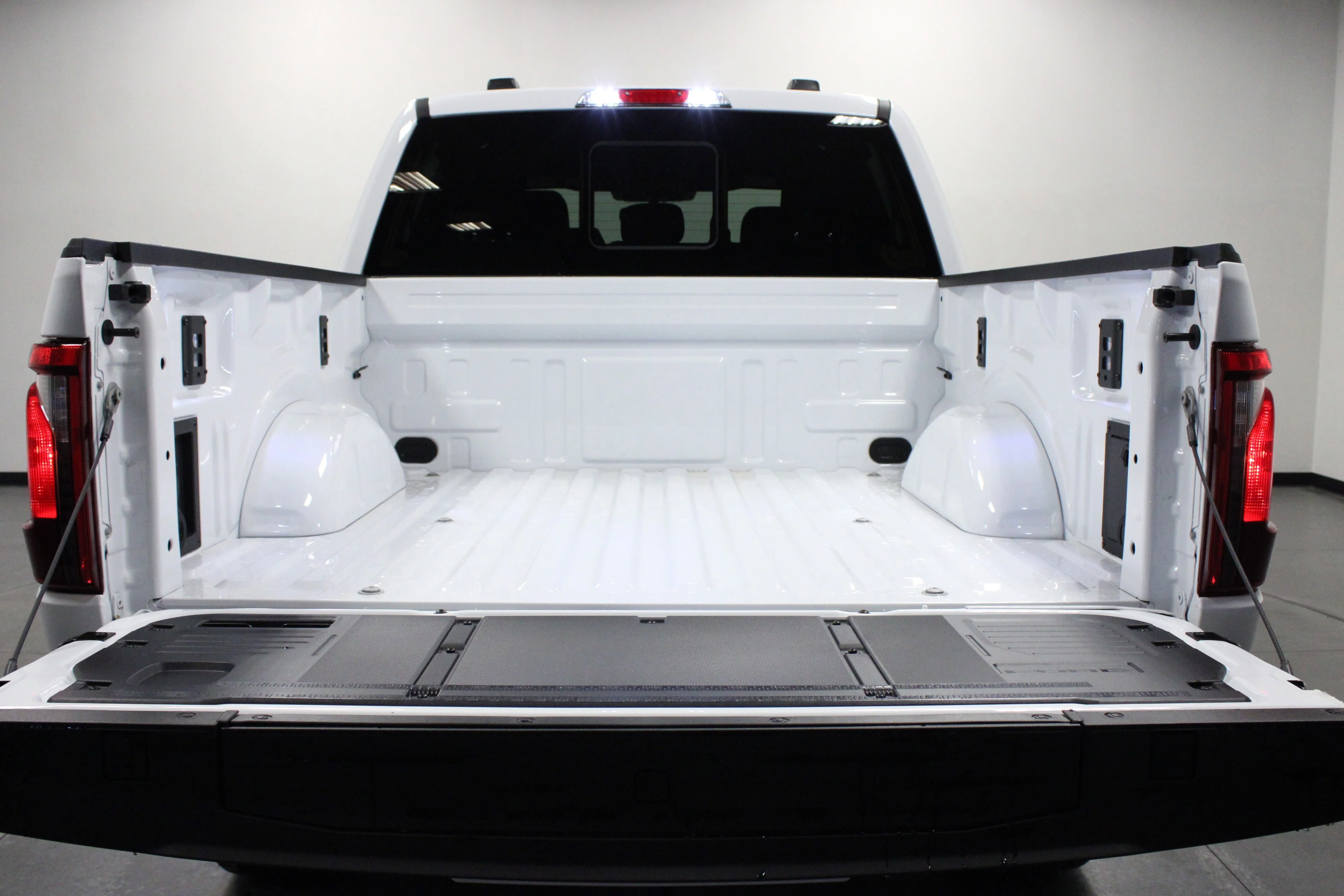 New 2026 Oxford White Ford XLT image 14