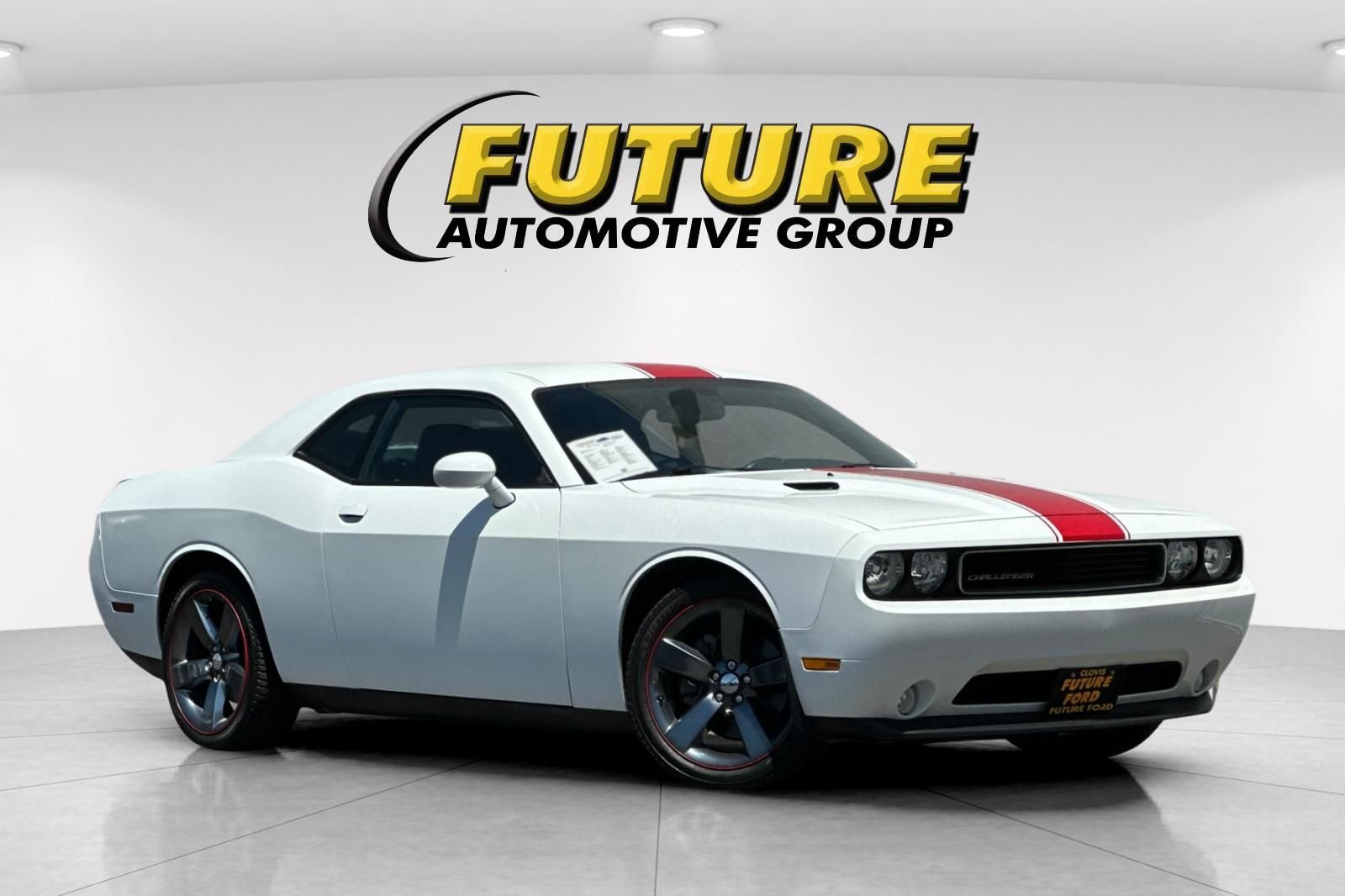 Used 2013 White Dodge SXT image 1