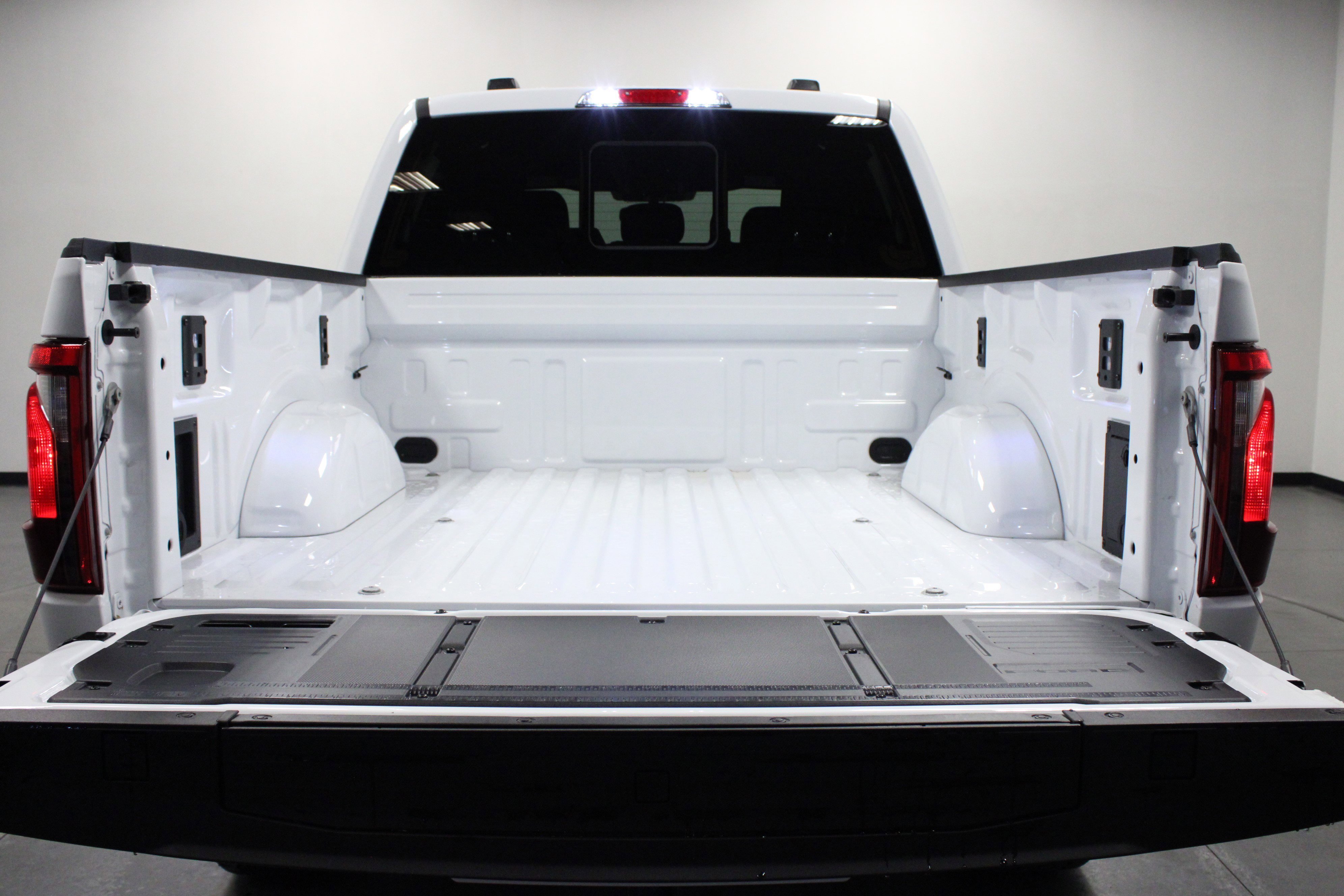New 2026 Oxford White Ford XLT image 14