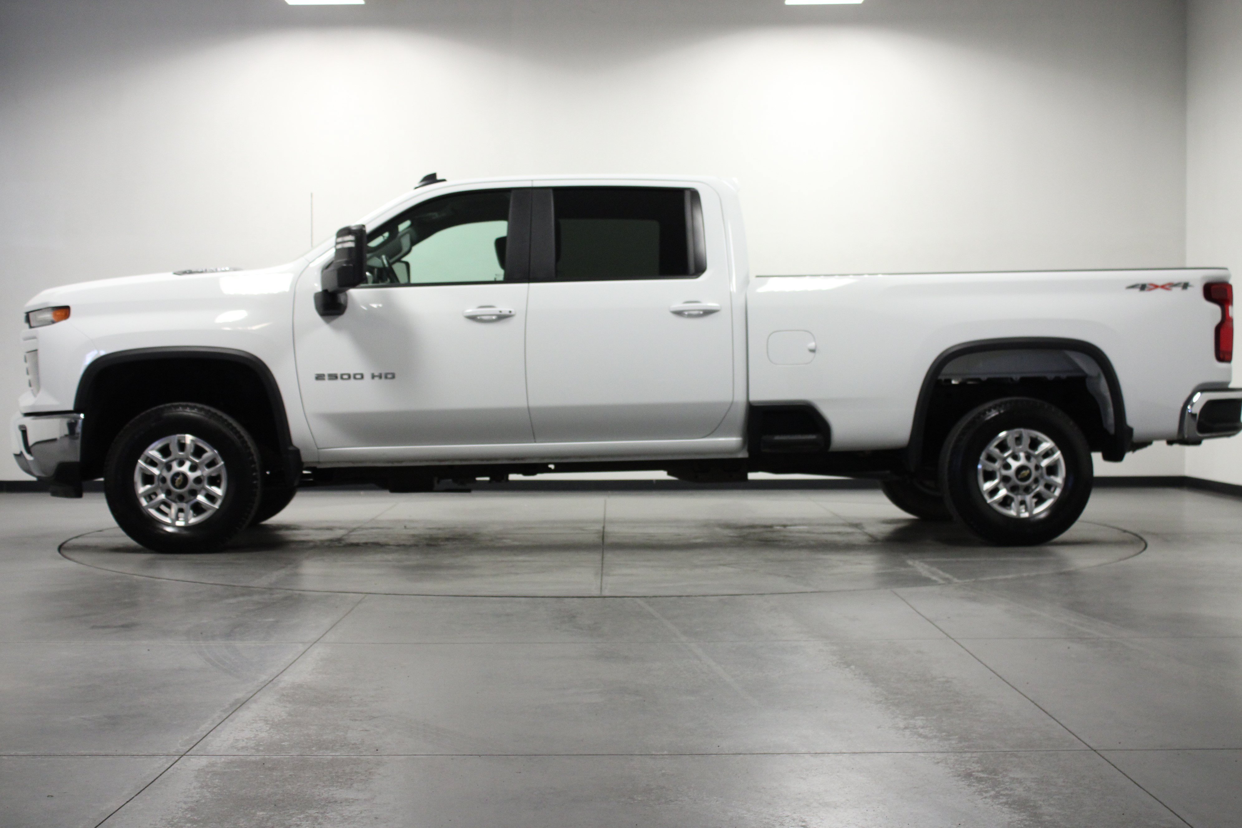 Used 2025 White Chevrolet LT image 7
