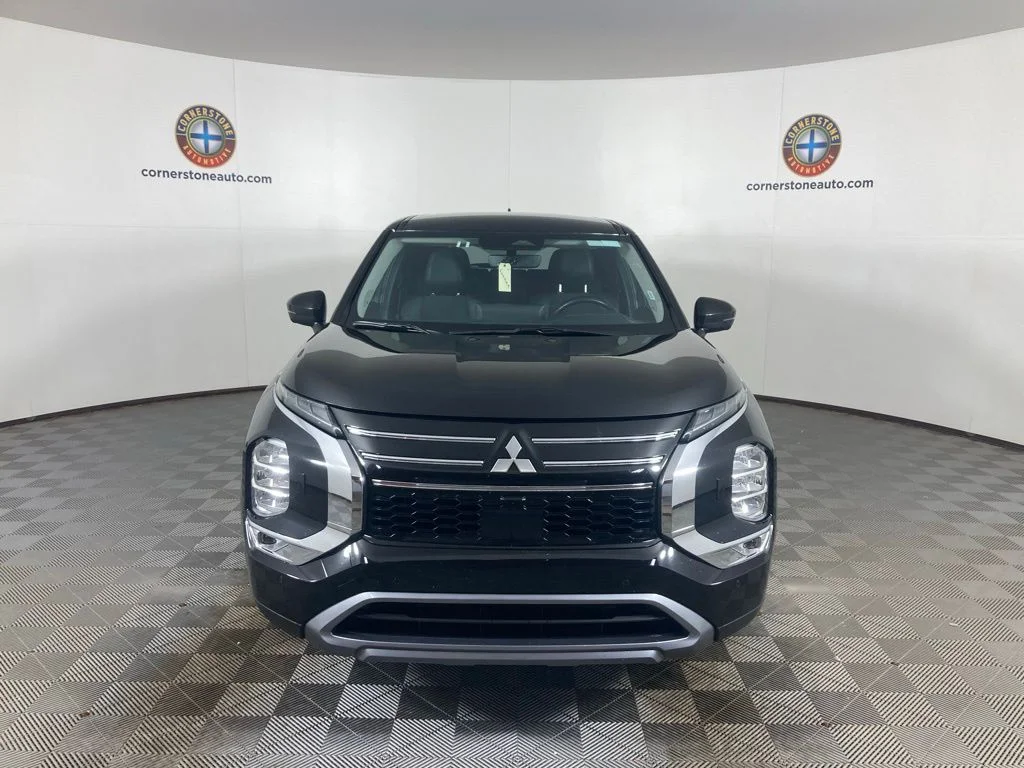 Used 2025  Mitsubishi SE image 16