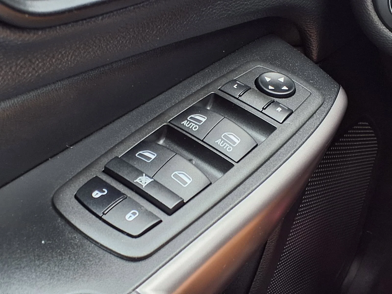 Used 2022 Granite Crystal Metallic Clearcoat Jeep Latitude Lux image 11