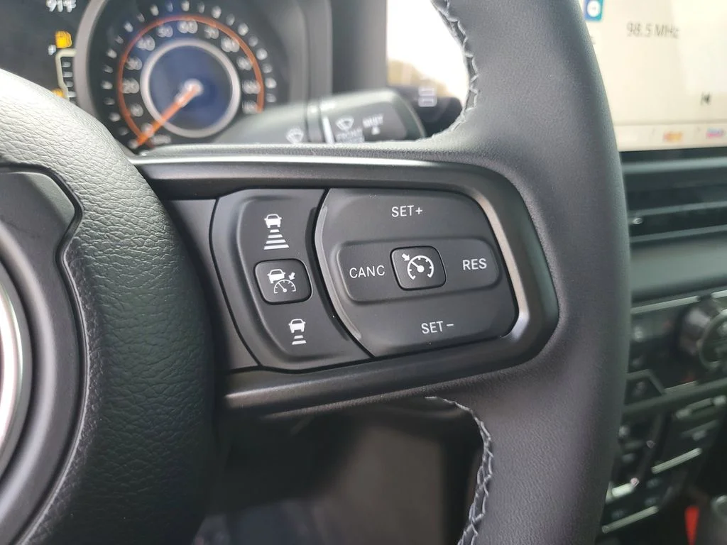 New 2026 White/off-white Jeep Mojave image 13