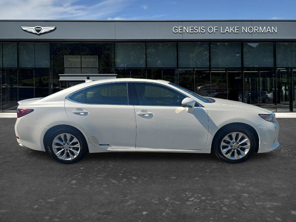 Used 2015 Starfire Pearl Lexus Hybrid image 4