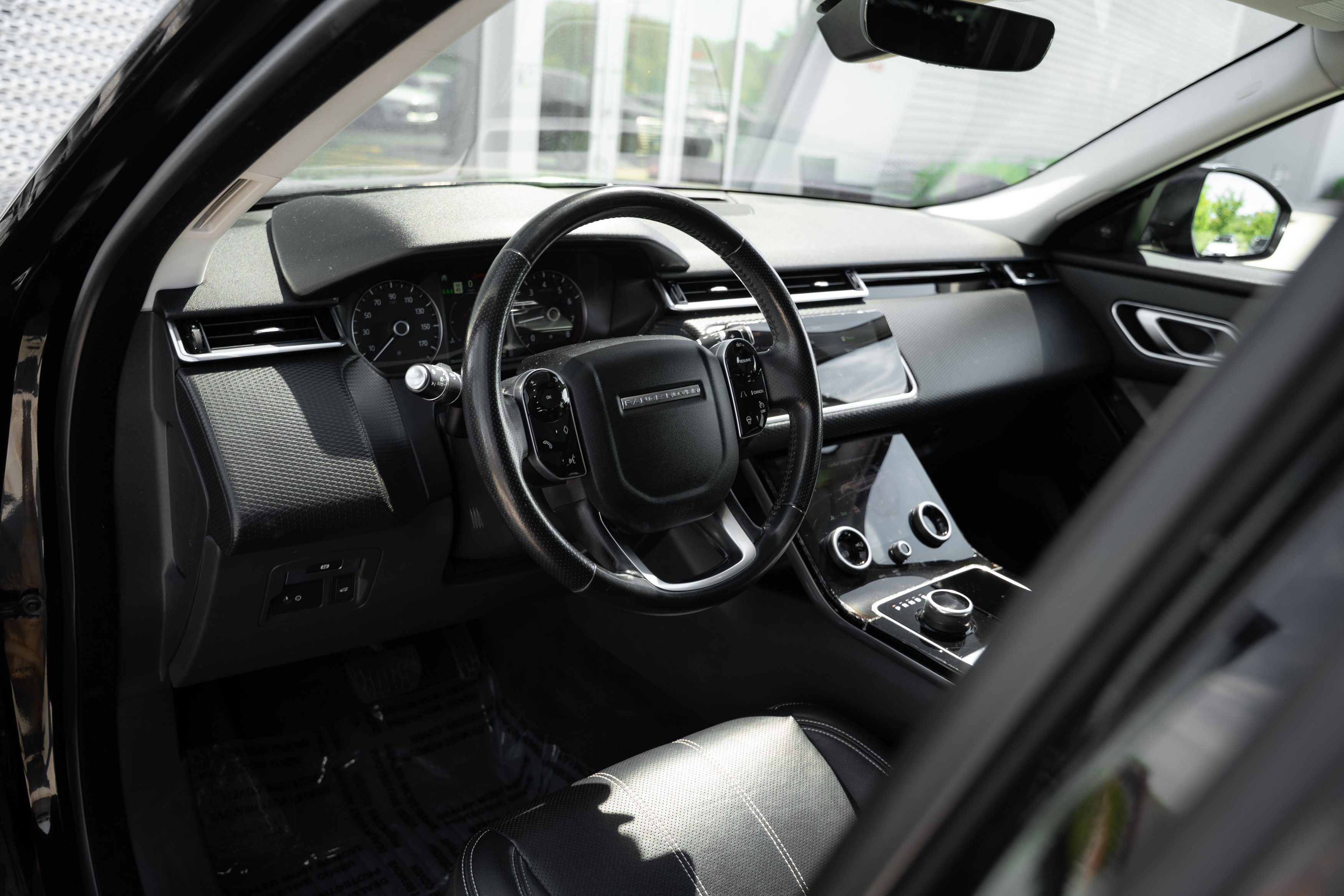 Used 2020 Santorini Black Metallic Land Rover S image 10