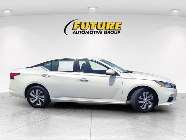 Used 2021 White Nissan 2.5 S image 3